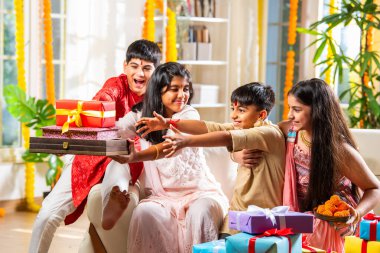 Hintli Asyalı kardeşlerim rakhi festivalini kutluyorlar, rakshabandhan ya da bhaidooj 'u tatlı ve hediyelerle.