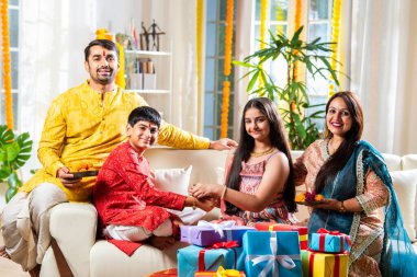 Hint ailesi rakhi, rakshabandhan ya da diwali kutlamalarını hediyelerle kutluyor, tatlı laddu, selfie çekiyor.