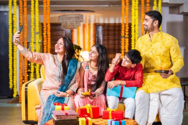 Hint ailesi rakhi, rakshabandhan ya da diwali kutlamalarını hediyelerle kutluyor, tatlı laddu, selfie çekiyor.