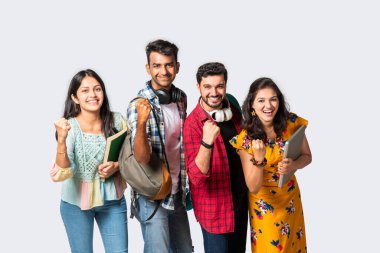 Hintli üniversite öğrencileri beyaz arka planda grup fotoğrafı