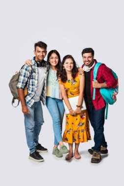 Hintli üniversite öğrencileri beyaz arka planda grup fotoğrafı