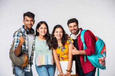 Hintli üniversite öğrencileri beyaz arka planda grup fotoğrafı