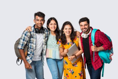 Hintli üniversite öğrencileri beyaz arka planda grup fotoğrafı