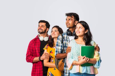 Hintli üniversite öğrencileri beyaz arka planda grup fotoğrafı