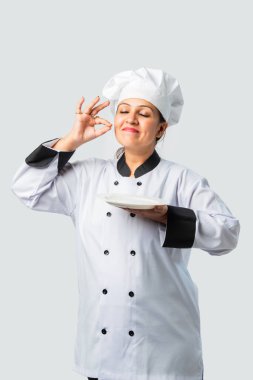 Hintli Kadın Asyalı Şef Sunar Seramik Tabak, Boşluğu Gösteriyor