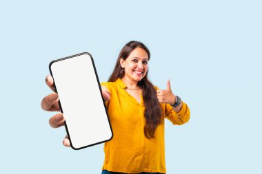 Hintli genç bir Asyalı kadın, modern teknolojiyi ön plana çıkaran boş bir ekranla akıllı telefon sergiliyor.