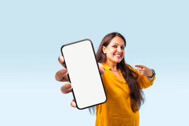 Hintli genç bir Asyalı kadın, modern teknolojiyi ön plana çıkaran boş bir ekranla akıllı telefon sergiliyor.