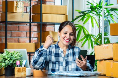 Hintli Asyalı Kadın Laptop ve Smartphone ile Online Siparişleri Yönetiyor, Depo 'dan Göndermeye Hazır