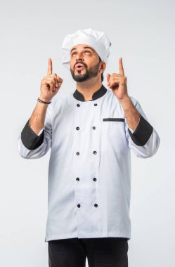 Asyalı genç erkek aşçı ya da profesyonel aşçı, izole edilmiş beyaz arka plan.