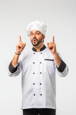 Asyalı genç erkek aşçı ya da profesyonel aşçı, izole edilmiş beyaz arka plan.