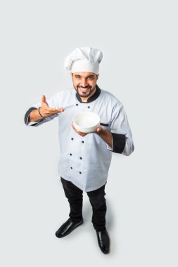 Hintli Asyalı aşçı ya da profesyonel aşçı. Terasotta pot handi, tabak ya da kase, yüksek açı manzaralı.