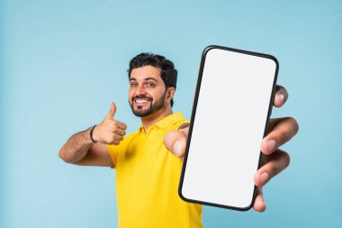 Hintli Sakallı Adam Akıllı Telefonu Boş Ekran ile Gösteriyor, 3D El Efekti, Mavi Arkaplan