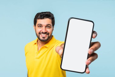 Hintli Sakallı Adam Akıllı Telefonu Boş Ekran ile Gösteriyor, 3D El Efekti, Mavi Arkaplan