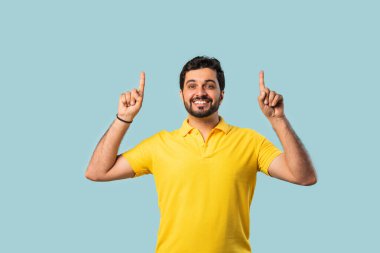 Mutlu ve Şok Olmuş Hintli Asyalı Sakallı Adam, Uzayı, Mavi Arkaplanı Gösteriyor