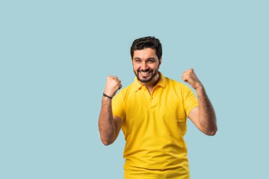 Mutlu ve Şok Olmuş Hintli Asyalı Sakallı Adam, Uzayı, Mavi Arkaplanı Gösteriyor