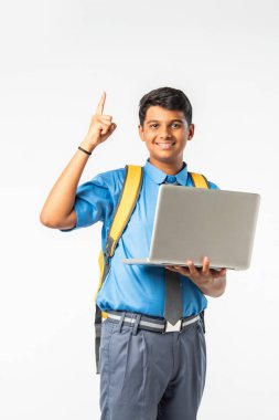 Hintli Asyalı okul çocuğu başparmak işareti yapıyor, başarıyı sunuyor veya kutluyor, izole edilmiş.
