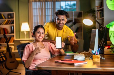 Genç Hintli Asyalı öğrenciler evde bilgisayar başında birlikte okuyorlar, çevrimiçi öğrenme ile uğraşıyorlar.