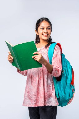 Sırt çantası, dizüstü bilgisayarı, işaret eden kitapları olan Asyalı genç kız.