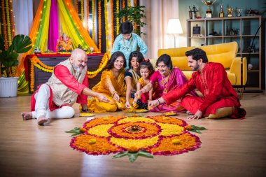 Hint ailesi Diwali çiçeği Rangoli 'yi yapmak için birleşti, Ganesh festivali bağları ve gelenekleri kutluyor.