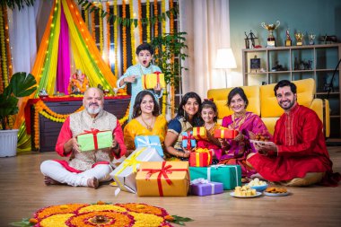 Geleneksel kıyafet paylaşan Hint ailesi, Diwali sırasındaki tatlılar, Ganesh festivali kutlamaları.