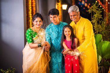 Dört kişilik Hint ailesi Diwali 'yi havai fişeklerle kutluyor, birlikte neşeli anılar yaratıyorlar.