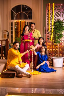 Hint Asyalı genç çiftler ya da Diwali 'de samai ya da diya yakan arkadaşları, Işık Festivali' ni canlı kültürel geleneklerle birlikte kutluyorlar.