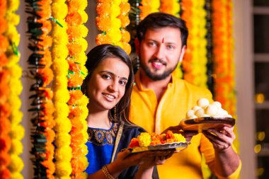 Mutlu Hintli çift Diwali 'yi kutluyor. 