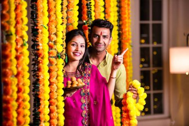 Mutlu Hintli çift Diwali 'yi kutluyor. 