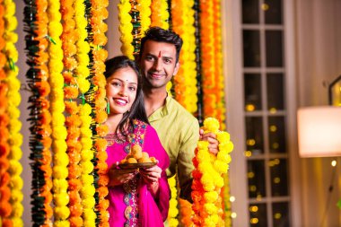 Mutlu Hintli çift Diwali 'yi kutluyor. 