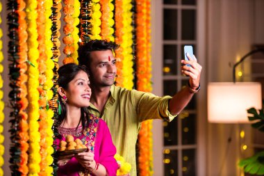 Mutlu Hintli çift Diwali 'yi kutluyor. 