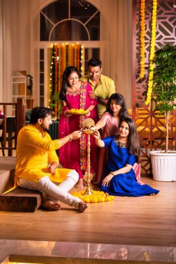 Hint Asyalı genç çiftler ya da Diwali 'de samai ya da diya yakan arkadaşları, Işık Festivali' ni canlı kültürel geleneklerle birlikte kutluyorlar.