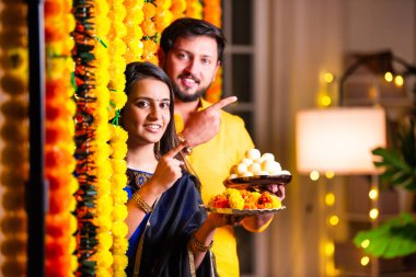 Mutlu Hintli çift Diwali 'yi kutluyor. 