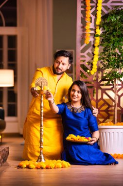 Hint Asyalı genç çiftler ya da Diwali 'de samai ya da diya yakan arkadaşları, Işık Festivali' ni canlı kültürel geleneklerle birlikte kutluyorlar.