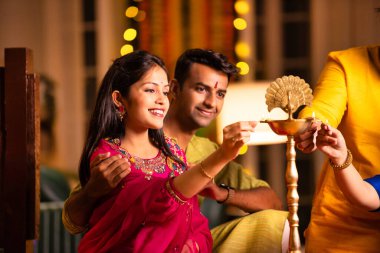 Hint Asyalı genç çiftler ya da Diwali 'de samai ya da diya yakan arkadaşları, Işık Festivali' ni canlı kültürel geleneklerle birlikte kutluyorlar.