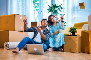 Hintli Asyalı çift yeni evlerine mutlu mesut yerleşiyorlar, etrafı karton veya kutularla çevrili. Koca oda düzenini tasarlarken, karısı önerilerde bulunuyor, işbirliği anının tadını çıkarıyor.