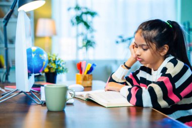 İnce İndian Asya İlköğretim Okulu öğrencisi Kız Evde Bilgisayar Kullanarak Sanal Online Sınıfa Katılıyor, Öğretmenle Öğreniyor ve İletişim Kuruyor, Modern Eğitim, E-Öğrenme ve Teknolojiyi Vurguluyor