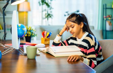 İnce İndian Asya İlköğretim Okulu öğrencisi Kız Evde Bilgisayar Kullanarak Sanal Online Sınıfa Katılıyor, Öğretmenle Öğreniyor ve İletişim Kuruyor, Modern Eğitim, E-Öğrenme ve Teknolojiyi Vurguluyor