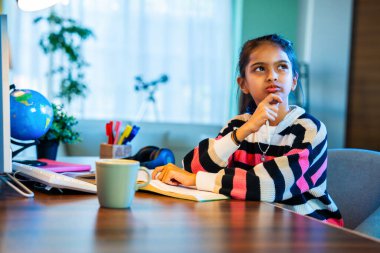 İnce İndian Asya İlköğretim Okulu öğrencisi Kız Evde Bilgisayar Kullanarak Sanal Online Sınıfa Katılıyor, Öğretmenle Öğreniyor ve İletişim Kuruyor, Modern Eğitim, E-Öğrenme ve Teknolojiyi Vurguluyor