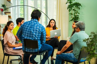 Hint Asyalı bir grup iş toplantısında, çeşitli ofis ortamlarında ruh sağlığı ve desteği tartışıyorlar. Profesyonel bir konferans salonunda takım iletişimi, işbirliği ve sağlık.