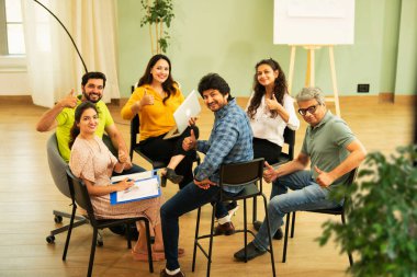 Hint Asyalı bir grup iş toplantısında, çeşitli ofis ortamlarında ruh sağlığı ve desteği tartışıyorlar. Profesyonel bir konferans salonunda takım iletişimi, işbirliği ve sağlık.