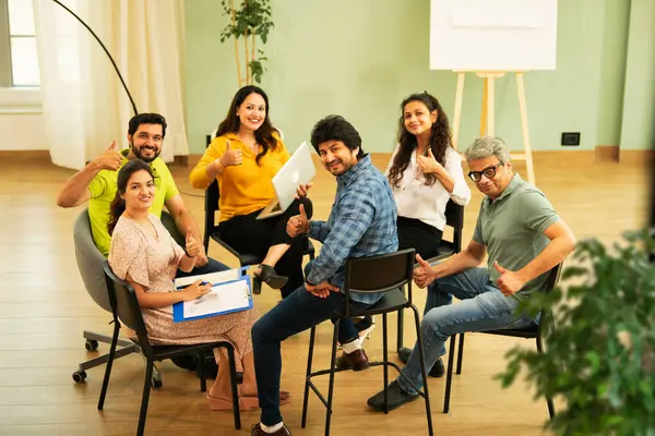 Hint Asyalı bir grup iş toplantısında, çeşitli ofis ortamlarında ruh sağlığı ve desteği tartışıyorlar. Profesyonel bir konferans salonunda takım iletişimi, işbirliği ve sağlık.