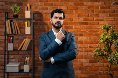 Kafası karışmış Hintli genç işadamı ya da CEO 'nun resmi takım elbiseli, sakallı, düşünceli, düşünceli ya da teras tuğlalı duvarlı sıcak bir ofiste çözüm bulan portresi.