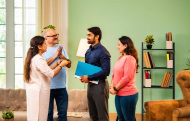 Genç Hintli bir adam iş görüşmesini kırar, üst düzey ebeveynler ve kız kardeşlerle tanışmak için yönetici kıyafetiyle eve döner, aileye sarılır, kutsanmak ister, başarıyı kutlar ve neşeli duygusal anı paylaşır.