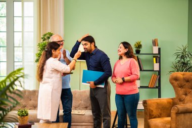 Genç Hintli bir adam iş görüşmesini kırar, üst düzey ebeveynler ve kız kardeşlerle tanışmak için yönetici kıyafetiyle eve döner, aileye sarılır, kutsanmak ister, başarıyı kutlar ve neşeli duygusal anı paylaşır.