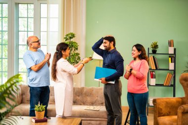 Genç Hintli bir adam iş görüşmesini kırar, üst düzey ebeveynler ve kız kardeşlerle tanışmak için yönetici kıyafetiyle eve döner, aileye sarılır, kutsanmak ister, başarıyı kutlar ve neşeli duygusal anı paylaşır.