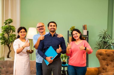 Genç Hintli bir adam iş görüşmesini kırar, üst düzey ebeveynler ve kız kardeşlerle tanışmak için yönetici kıyafetiyle eve döner, aileye sarılır, kutsanmak ister, başarıyı kutlar ve neşeli duygusal anı paylaşır.