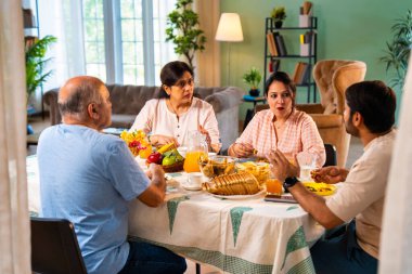Kahvaltı sohbetleri, Hintli aileler, genç yetişkin bir çocuk ve kız ile rahat modern bir evde masada oturmuş önemli konuları, ilişkileri, hayati kararları tartışıyorlar.