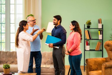 Genç Hintli bir adam iş görüşmesini kırar, üst düzey ebeveynler ve kız kardeşlerle tanışmak için yönetici kıyafetiyle eve döner, aileye sarılır, kutsanmak ister, başarıyı kutlar ve neşeli duygusal anı paylaşır.