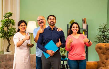 Genç Hintli bir adam iş görüşmesini kırar, üst düzey ebeveynler ve kız kardeşlerle tanışmak için yönetici kıyafetiyle eve döner, aileye sarılır, kutsanmak ister, başarıyı kutlar ve neşeli duygusal anı paylaşır.