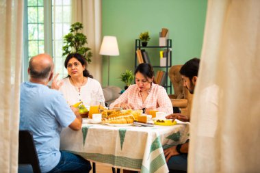 Kahvaltı sohbetleri, Hintli aileler, genç yetişkin bir çocuk ve kız ile rahat modern bir evde masada oturmuş önemli konuları, ilişkileri, hayati kararları tartışıyorlar.